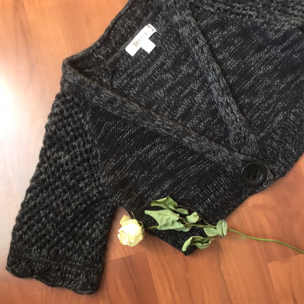 🍩 3/$25 Gray & black crop cardigan